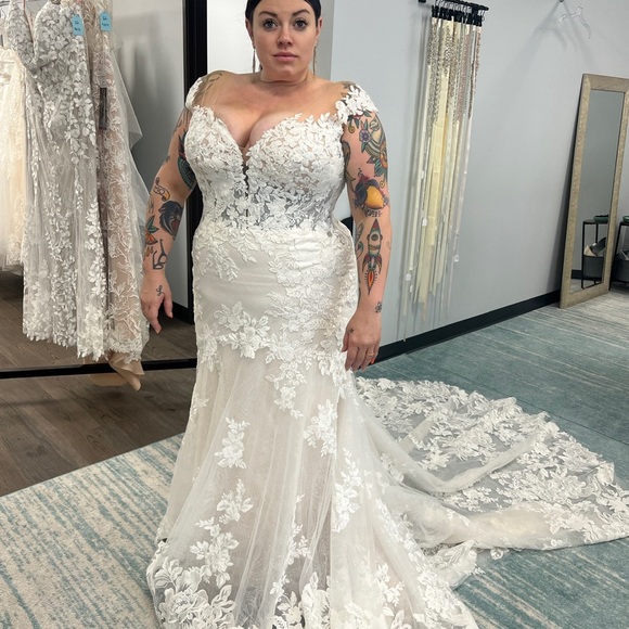 Sophia Tolli: ST1225 Lorelei Plus Size Wedding Gown - Picture 4 of 5